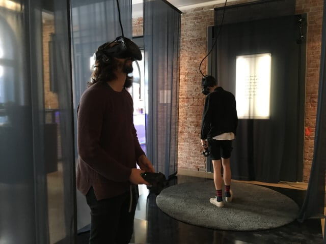 2 people playing manic vr